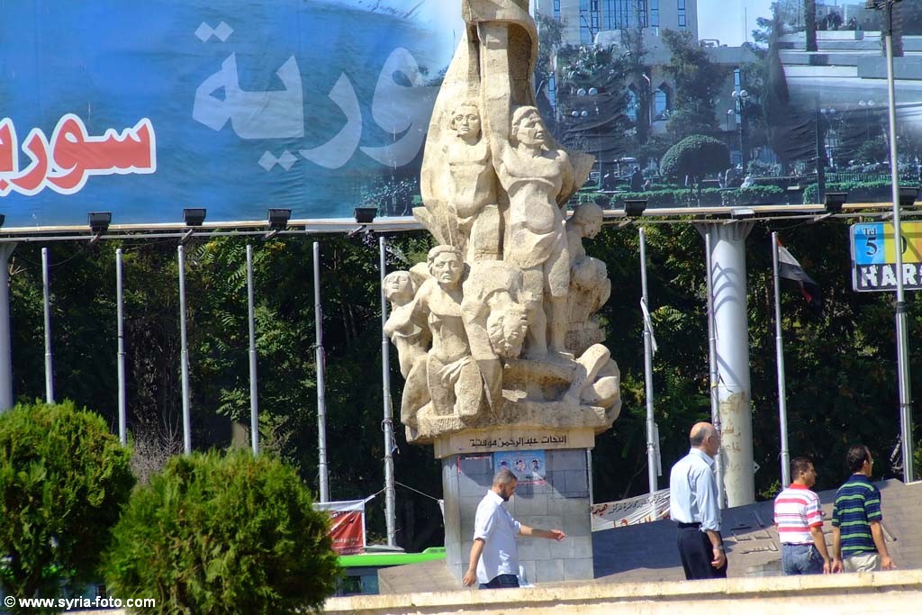 Скульптура на одной из площадей Алеппо