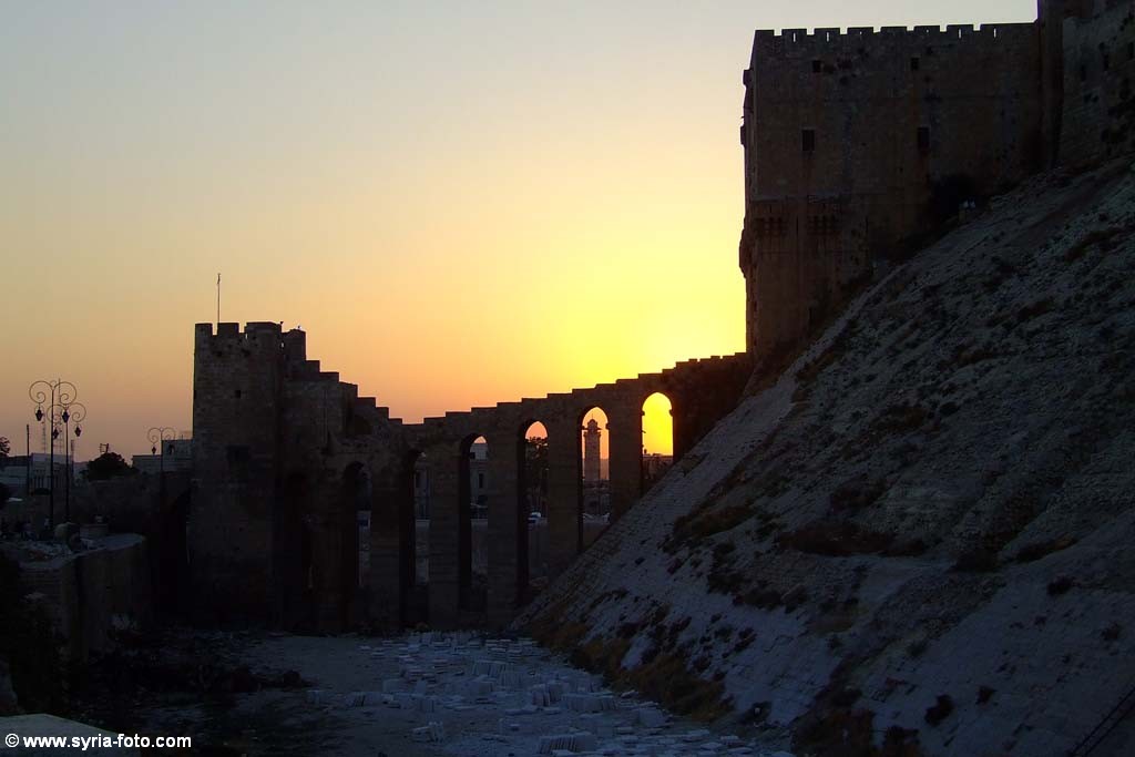 Древний город Алеппо на закате