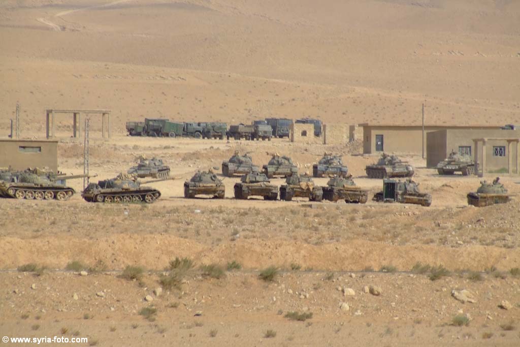 Танки в Сирийской пустыне